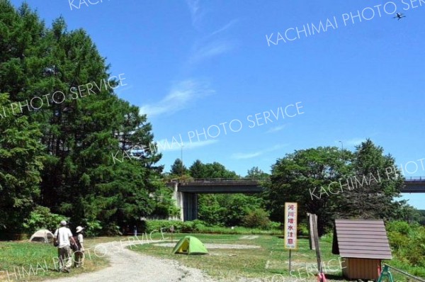 河川敷にいるクマをけん制しながらキャンパーに避難を指示するドローン（右上）