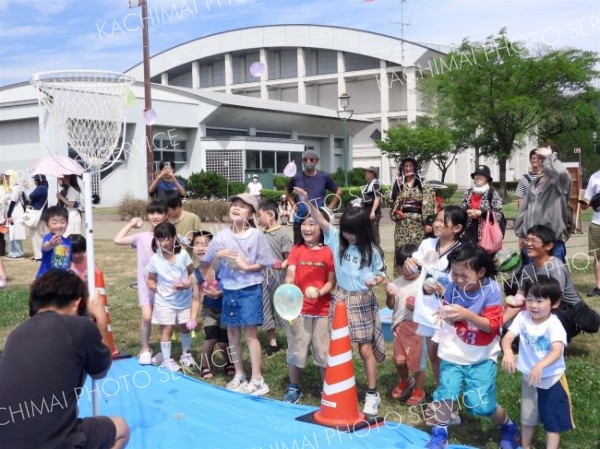 スプラッシュ玉入れ合戦を楽しむ子どもたち