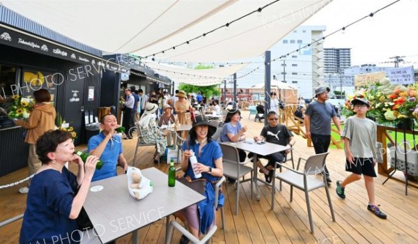 開業日は厳しい暑さの中、飲食テナントを多くの人が利用し、にぎわった。藤森商会「こんにちは」はキーマカレーのルーなどを何度も工場から追加した