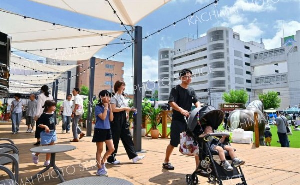 初日は家族連れなど終日多くの人が訪れた。藤丸パーク南側（写真右）に見えるのは旧藤丸（ふじまるビル）で、今年夏以降には解体が始まる
