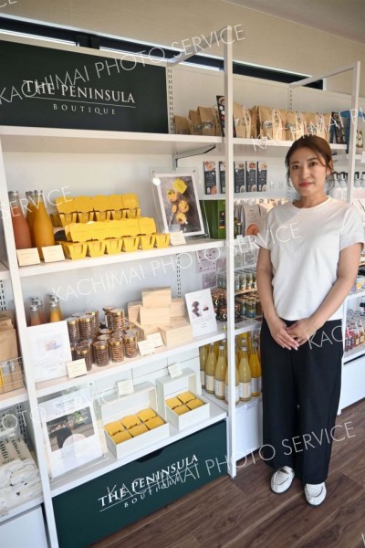道内小売店では初となる、五つ星ホテルブランド「ザ・ペニンシュラブティック」の商品も藤丸直営ショップで取りそろえた。マンゴープリンが一押しとする。高島屋と藤丸でしか取扱い「兼上」のいわし削りもお薦めとする