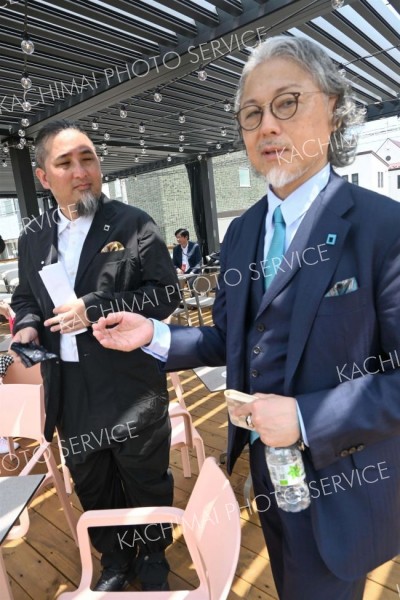 藤丸パークの設計監理などを担った上場企業のスペース（東京）の佐々木靖浩社長と藤丸担当責任者の田中三弘氏（写真右から）は内覧会に出席。「仮設など限られた条件の中、予想以上の出来」