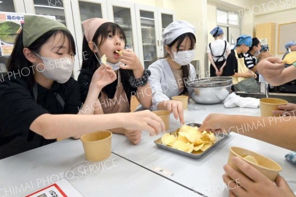 自分たちで栽培したジャガイモを調理し、できたてのポテトチップスを味わう児童
