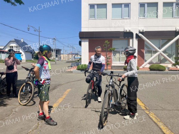 自転車の取り扱いについて説明を受ける参加者