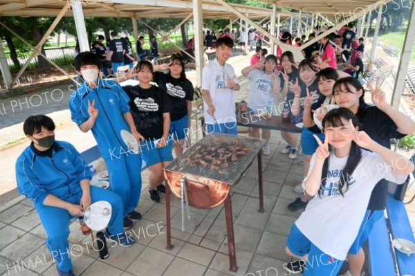 恒例の焼き肉で英気を養う本別高校生
