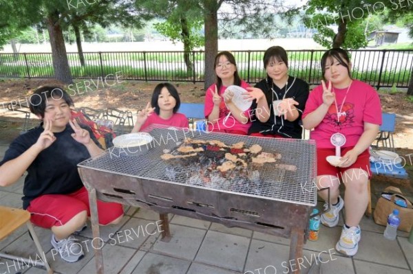恒例の焼き肉で英気を養う本別高校生