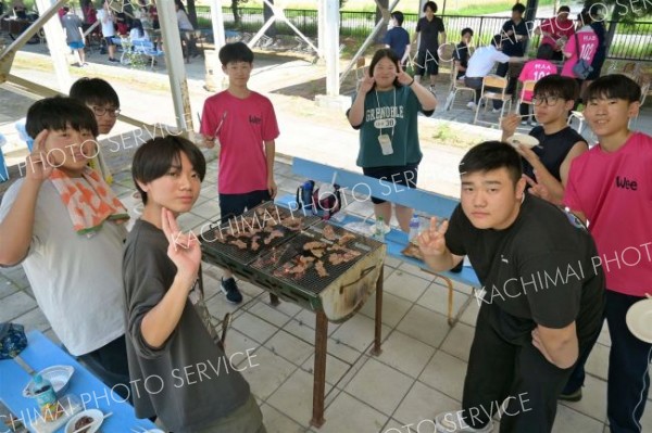 恒例の焼き肉で英気を養う本別高校生