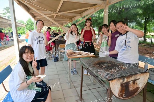 恒例の焼き肉で英気を養う本別高校生