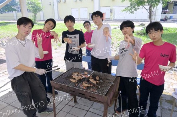 恒例の焼き肉で英気を養う本別高校生