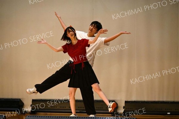 ダンスパフォーマンスで息の合った演技を披露する本別高校生