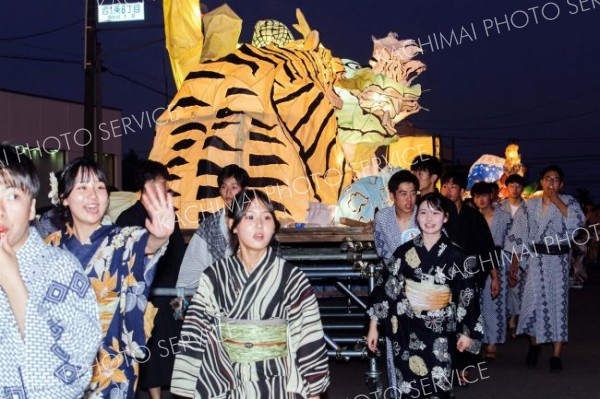 広尾の夏の風物詩「行燈（あんどん）行列」。浴衣姿の生徒たちも元気いっぱいに練り歩き、沿道に手を振る場面も（６日、広尾高校。石原秀樹通信員撮影）