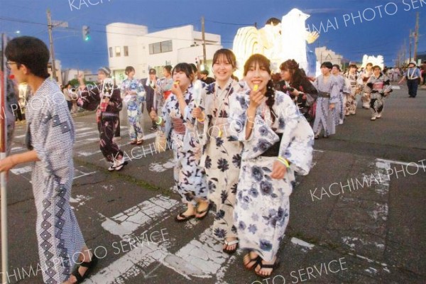 広尾の夏の風物詩「行燈（あんどん）行列」。浴衣姿の生徒たちも元気いっぱいに練り歩いた（６日、広尾高校。石原秀樹通信員撮影）
