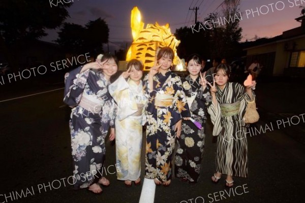 広尾の夏の風物詩「行燈（あんどん）行列」。浴衣姿の生徒たちもかけ声に合わせて記念撮影（６日、広尾高校。石原秀樹通信員撮影）