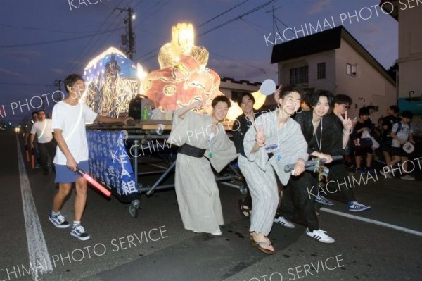 浴衣姿で行燈行列広尾の夏の風物詩「行燈（あんどん）行列」。浴衣姿の生徒たちもかけ声に合わせて記念撮影（６日、広尾高校。石原秀樹通信員撮影）