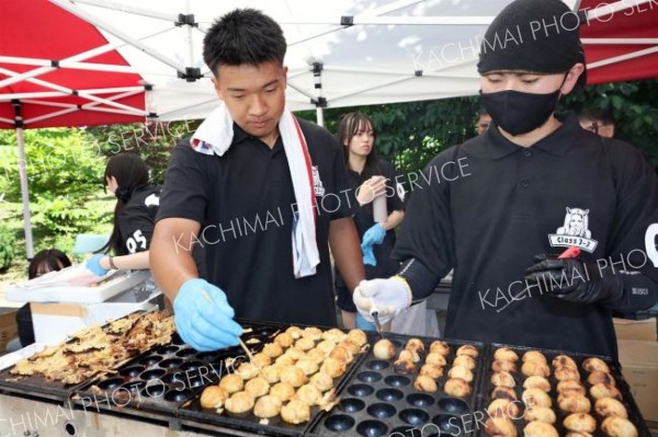 模擬店のたこ焼き調理に励む生徒たち（５日、幕別清陵高校、助川かおる通信員）