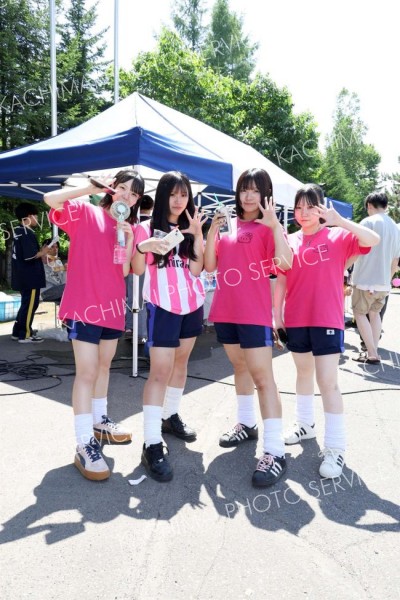 模擬店やホームルームブースをまわって楽しむ生徒たち（５日、幕別清陵高校、助川かおる通信員）