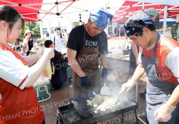 焼きそば調理に励む３年生（５日、幕別清陵高校、助川かおる通信員）