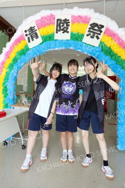 清陵祭を盛り上げる生徒会のメンバーら（５日、幕別清陵高校、助川かおる通信員）