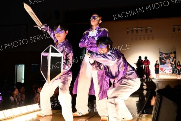 仮装姿のファッションショーでポーズを決める生徒（４日、帯広柏葉高校＝須貝拓也撮影）