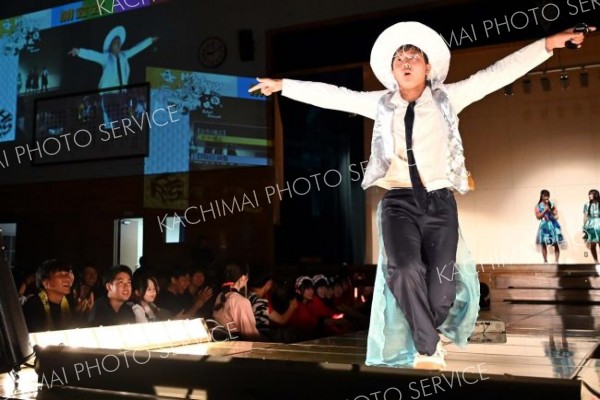 開会式で会場を盛り上げる生徒（４日、帯広柏葉高校＝須貝拓也撮影）