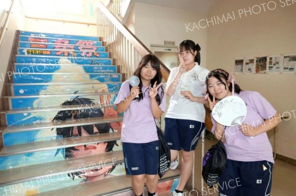 学校祭一色の校内（６日、帯広三条高校、助川かおる通信員）