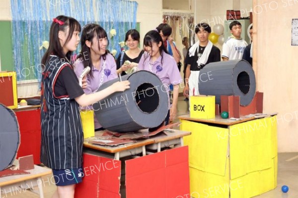 あちこちの教室では生徒が準備した催し物が展開。どの会場も詰め掛けた生徒たちでにぎわった（６日・帯広三条高校、助川かおる通信員）