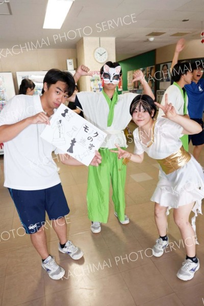 ユニークな衣装で催し物の呼び込みをする生徒たち（６日、帯広三条高校、助川かおる通信員）