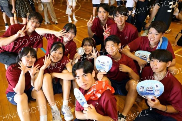 仲間とおそろい学校祭の思い出は、仲間たちと。そろいのシャツを着て学祭を楽しむ生徒たち（６日・帯広三条高校、助川かおる通信員）