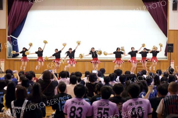 応援団（チア）の発表で盛り上がる会場（６日、帯広三条高校、助川かおる通信員）