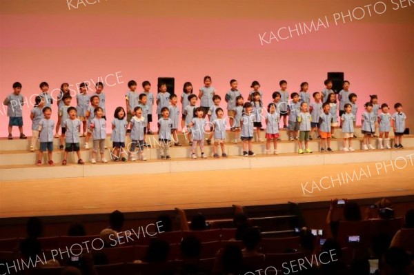 幼稚園児かわいらしく童謡合唱　帯広葵学園「童謡まつり」帯広会場