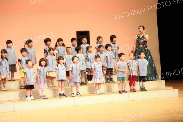 つつじが丘幼稚園年長とレチェコリーネがコラボした「赤い山青い山白い山」