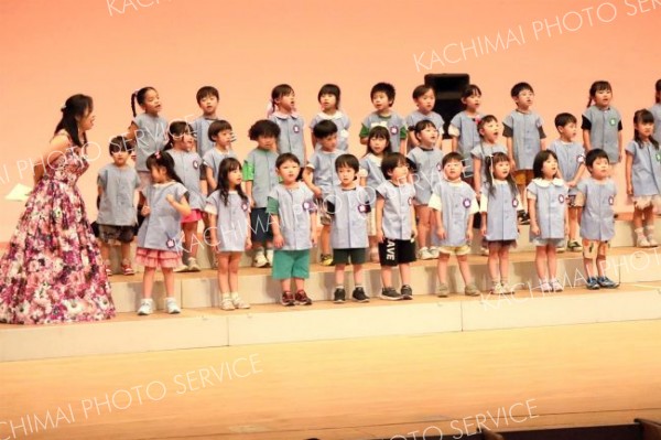 つつじが丘幼稚園年長とレチェコリーネがコラボした「赤い山青い山白い山」