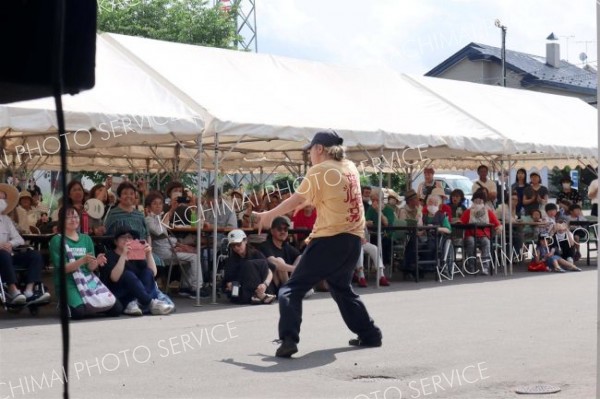 「ダンススタジオＵｎｉｑｕｅ」のパフォーマンスを楽しむ来場者ら