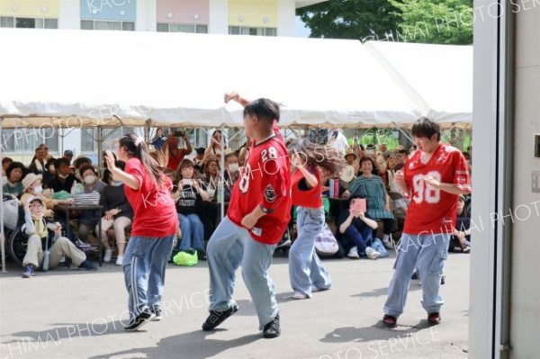 「ダンススタジオＵｎｉｑｕｅ」のパフォーマンスを楽しむ来場者ら