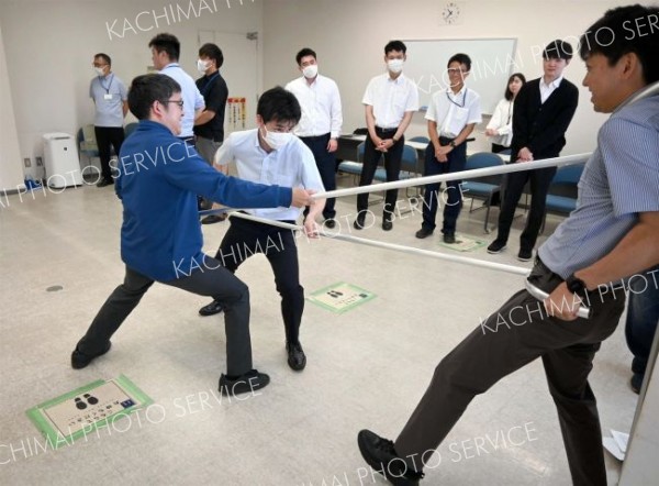「複数で使用する」「肩やおなかを押さえる」など、さすまたの使い方を学ぶ職員