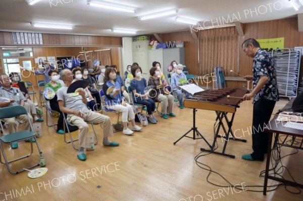 うちわを振りながら演奏を楽しむ参加者