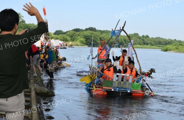 イカダ日和、川下り楽しむ　４６艇２２５人が夏の十勝川を〝冒険〟
