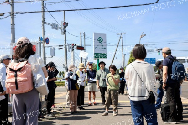 ガイドツアーで、帯広市内で被害を受けた場所をめぐる参加者（平栗玲香通信員撮影）