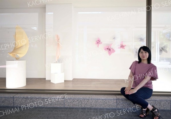 六花亭帯広本店「六花亭ギャラリー」開廊記念展　紙アートの個展　２７日まで