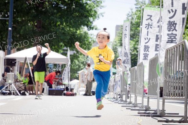 ３０メートルの走路を全力で駆け抜ける参加者（佐藤有将通信員撮影）