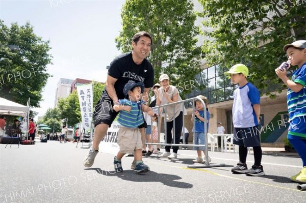 ３０メートルの走路を全力で駆け抜ける参加者（佐藤有将通信員撮影）
