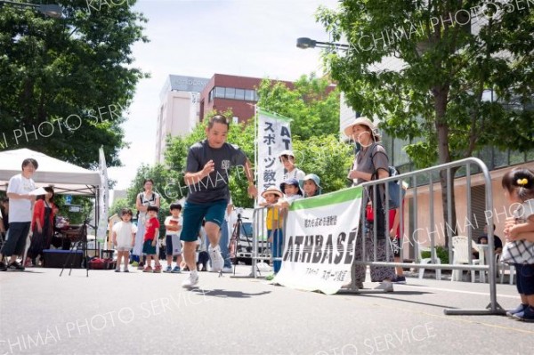 ３０メートルの走路を全力で駆け抜ける参加者（佐藤有将通信員撮影）