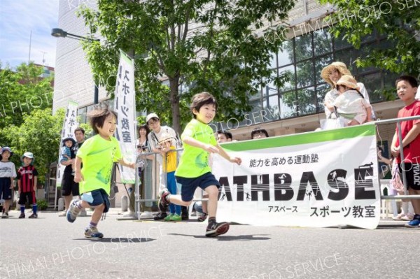 ３０メートルの走路を全力で駆け抜ける参加者（佐藤有将通信員撮影）