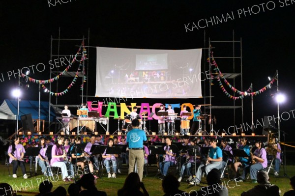今年は白樺学園、芽室の両校の吹奏楽部の演奏で花火大会が幕開け。ブラスバンドの音に乗せて花火が打ち上がった