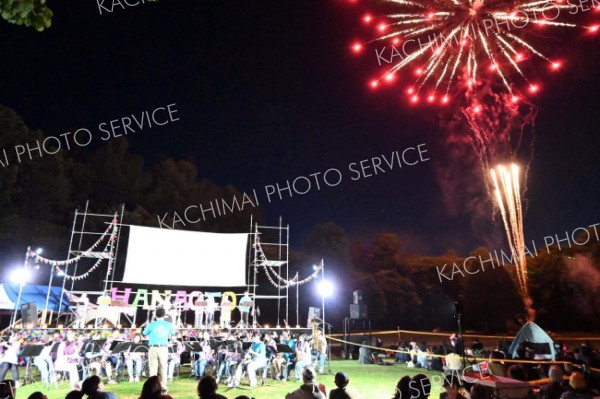 今年は白樺学園、芽室両高校の吹奏楽部の演奏で幕開け。ブラスバンドの音に乗せて花火が打ち上がった