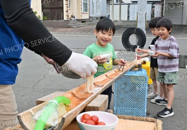 流しそうめんを楽しむ園児ら（今野和彦撮影）