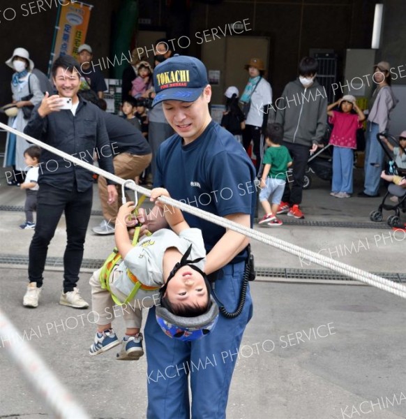 ロープ渡りを体験する子ども