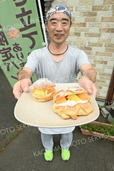 「十勝リアルメロンパン」をＰＲする栗原代表