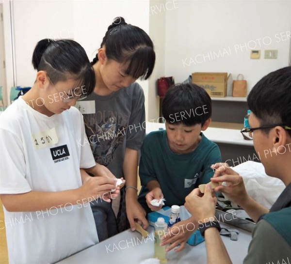 クサカさんに習ってスプーンを製作する子どもたち
