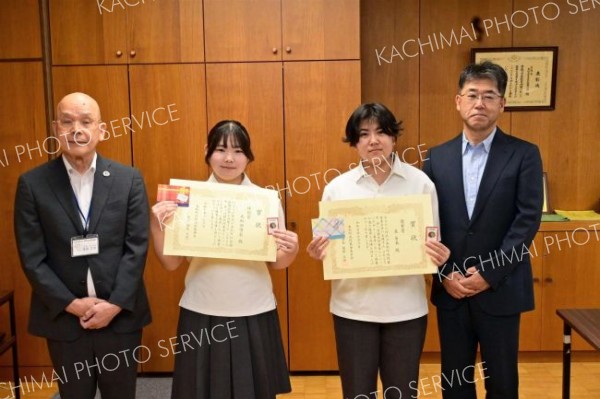 赤い羽根バッジ、本別高校生デザイン採用　元気くん躍動的に